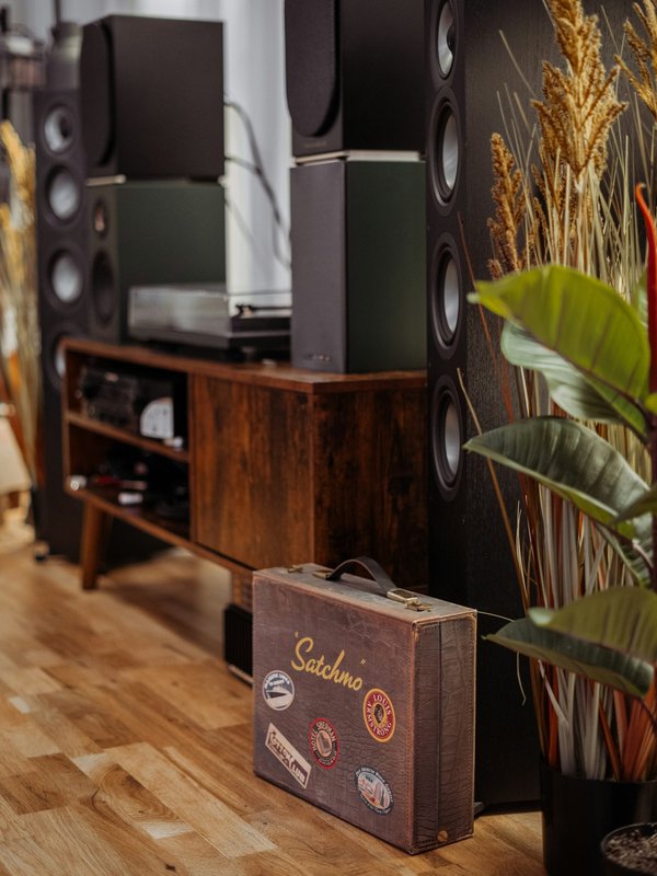 What are the best ways to integrate a home sound system into a UK period property?